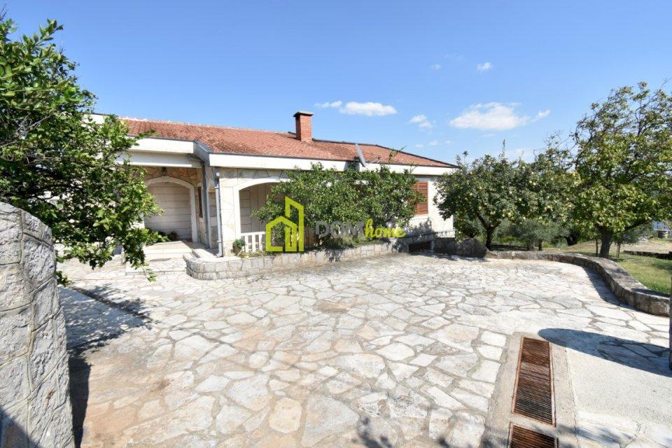 Jednosoban stan 82m2, Malo Brdo